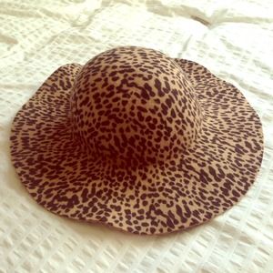 Leopard print wide brimmed felt hat