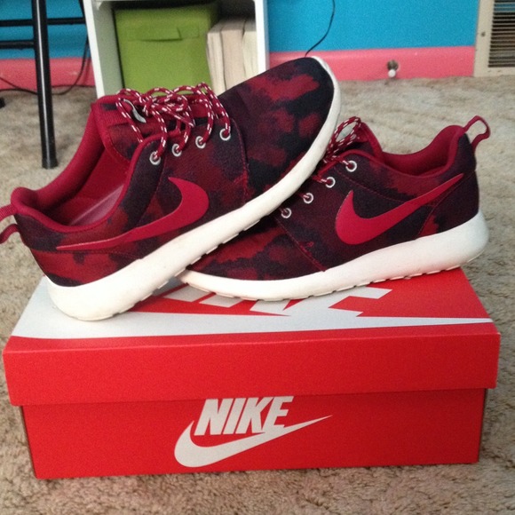 Wmns Nike rosherun print 🔺🔻 - Picture 1 of 3