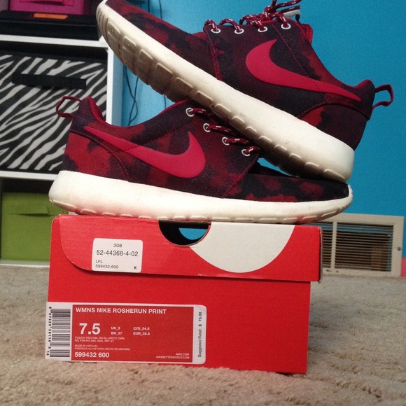 Wmns Nike rosherun print 🔺🔻 - Picture 2 of 3
