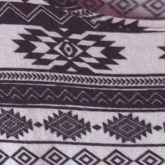 Black and white crop top - Picture 3 of 3