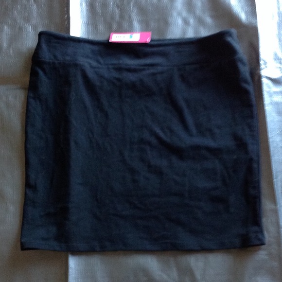 Black stretchy skirt NEW