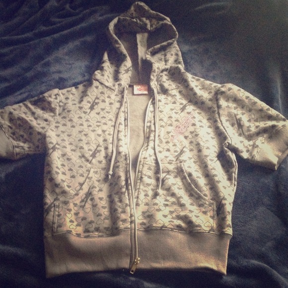 Grey heart short-sleeved zip-up hoodie