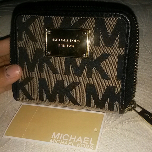 MICHAEL kORS WALLET!!
