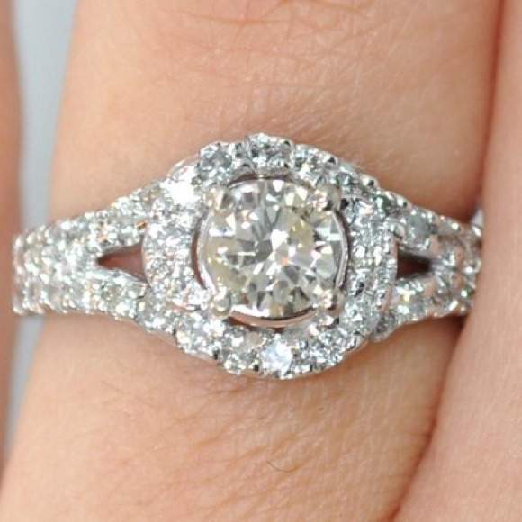 1.5 CARAT ROUND CUT DIAMOND ENGAGEMENT RING