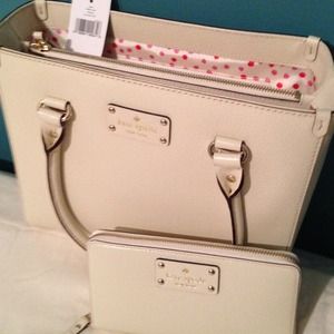 Brand new, never been used Kate spade purse.
