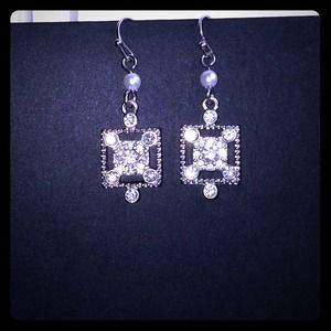 Dangle Earrings Silver Tone w/rhinestones