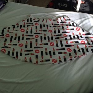 Kendall & Kylie lipstick skirt 💋