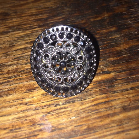 Black ring - Picture 2 of 2