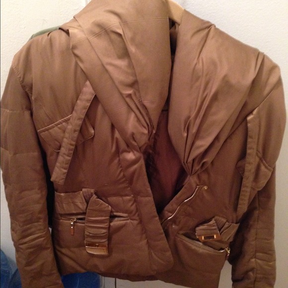 Laundry by Shelli segal taupe down jacket w shawl