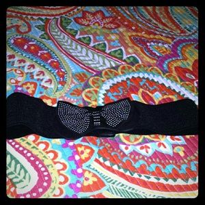 Black bow stretch belt