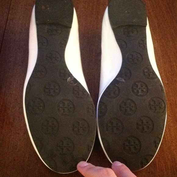 🔶SOLD🔶 Tory Burch white patent Reva flat - Picture 3 of 3
