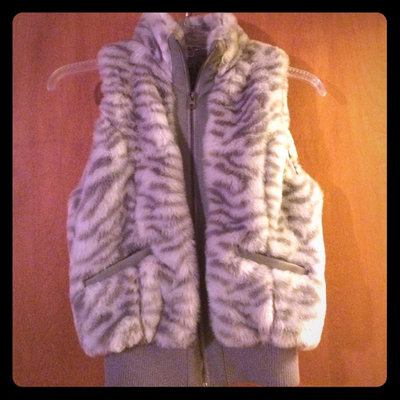 Animal printed fuzzy girls vest