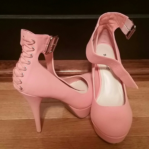 ***NEVER WORN***Peach Ankle Strap Heels