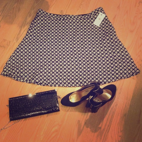 NWT Chaus graphic garden rich black skirt.