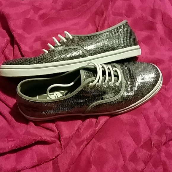 Sequence grey vans.