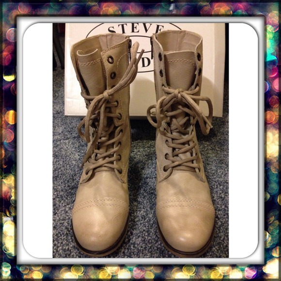 Brand New Steve Madden Troopa in natural . Size 7