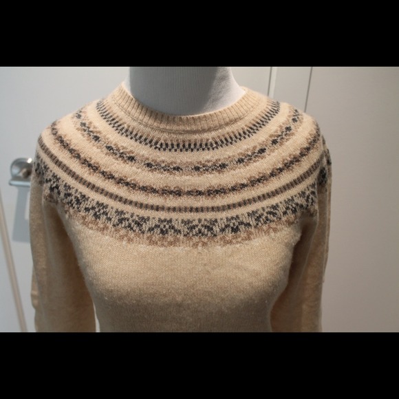 Banana republic sweater in beige