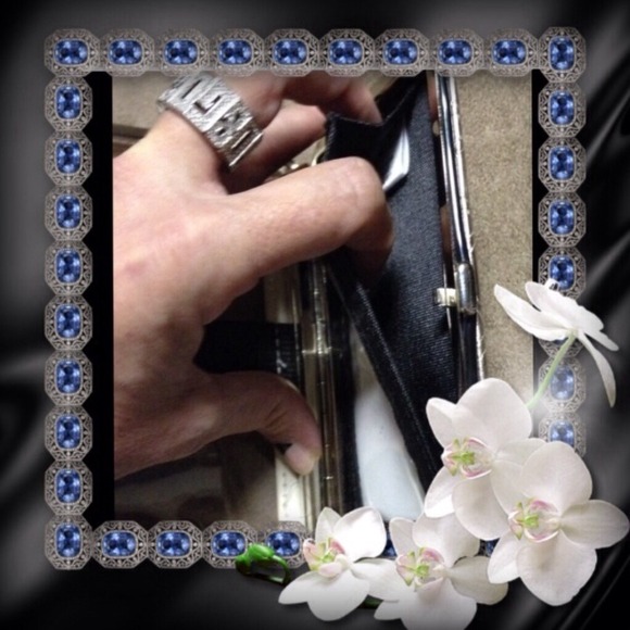 🌹NWOT NICE PHONE WRISTLET 🌹 - Picture 3 of 4