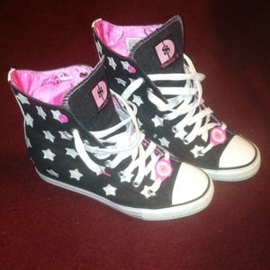 Edgy wedge sneaker 😍⬇️$15