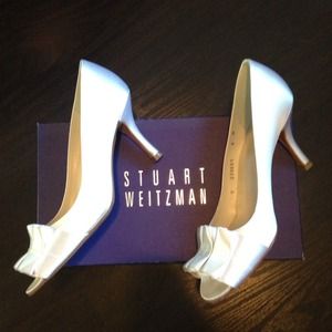 🎀STUART WEITZMAN PEEP TOE WHITE SATIN KITTEN HEEL