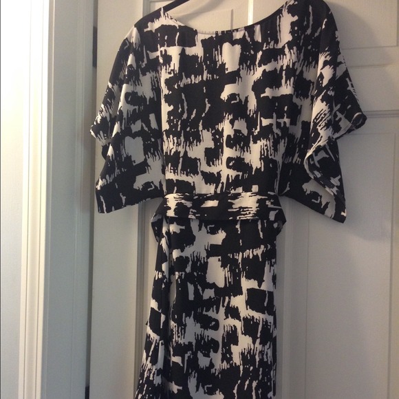 Adorable black and white silk dress !