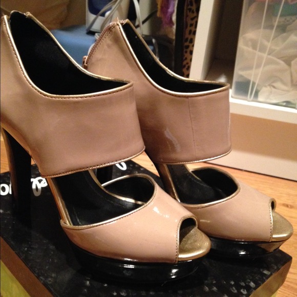 BCBG patent nude pumps