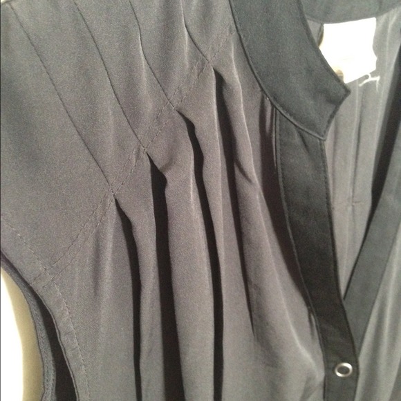 ✖️SOLD✖️ Gray Sleeveless Chiffon Converse Top - Picture 2 of 3