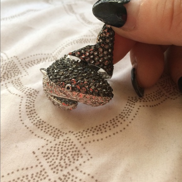 nOir Shark Ring