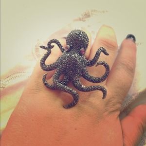 nOir Octopus Ring
