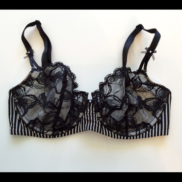 ❌SOLD❌ Victoria's Secret Lace Demi Bra Size 32D