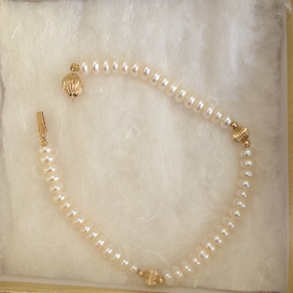 14k gold and genuine freshwater pearl bracelet