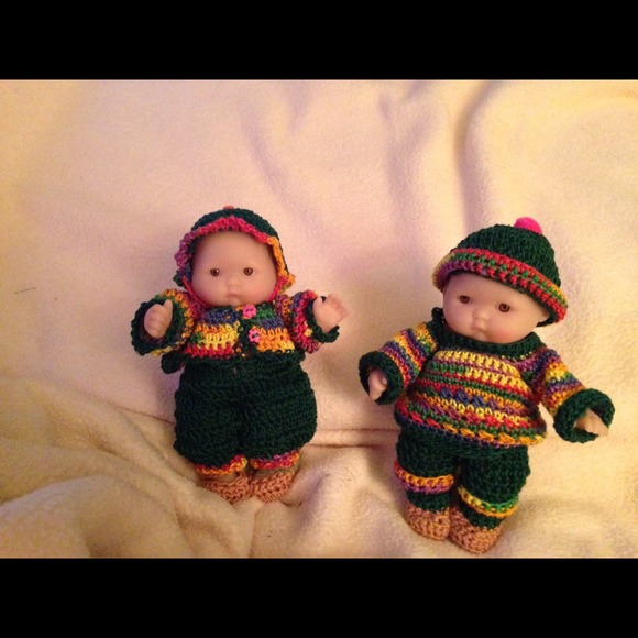 2 5 inch dolls adorned in matching winter outfits