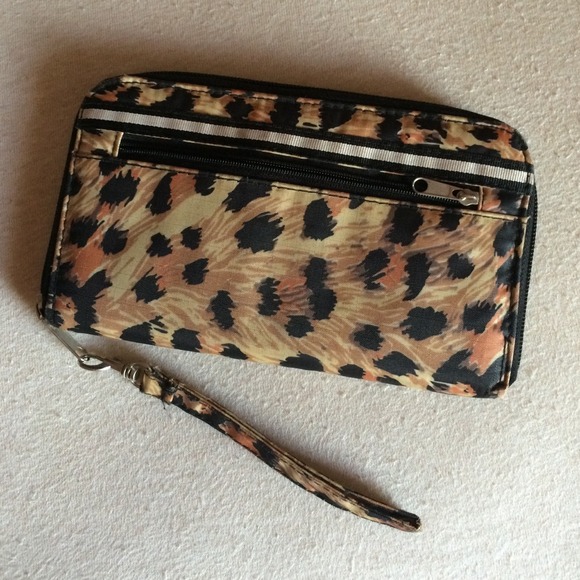 PRICE REDUCED!! ✨ Cheetah Print Wallet!