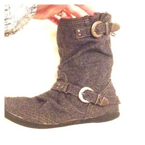Short gray boots with buckles