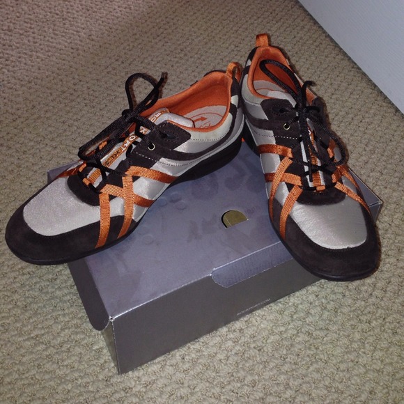 Rockport tan and orange shoes sneakers.