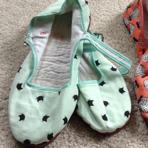 URBAN OUTFITTERS Canvas Printed Mary Janes