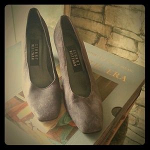 Traditional suede pumps