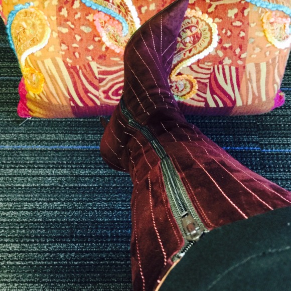 Beautiful Fuschia Suede Isabella Fiore Boots - Picture 4 of 4