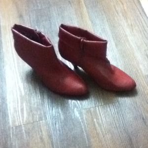 Ankle boots with side zippers