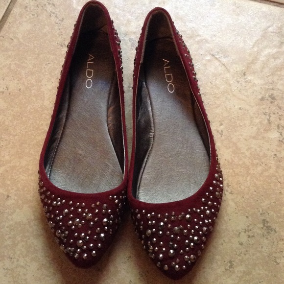 Bedazzled burgundy flats🎀