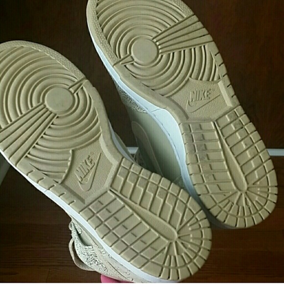 Size 8 NIKE shoes - Picture 2 of 3