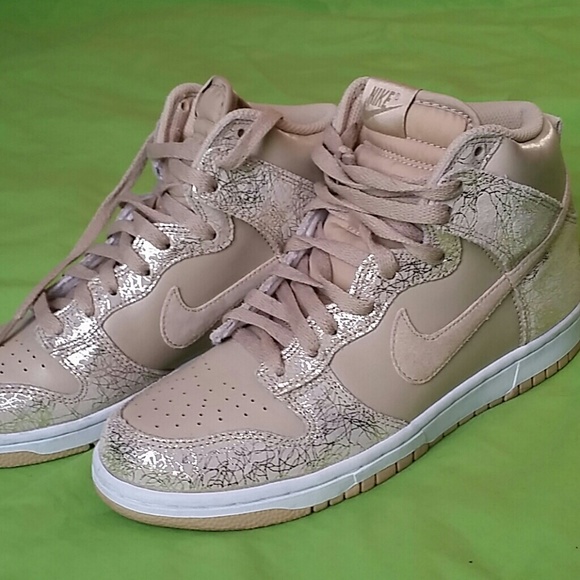 Size 8 NIKE shoes - Picture 3 of 3
