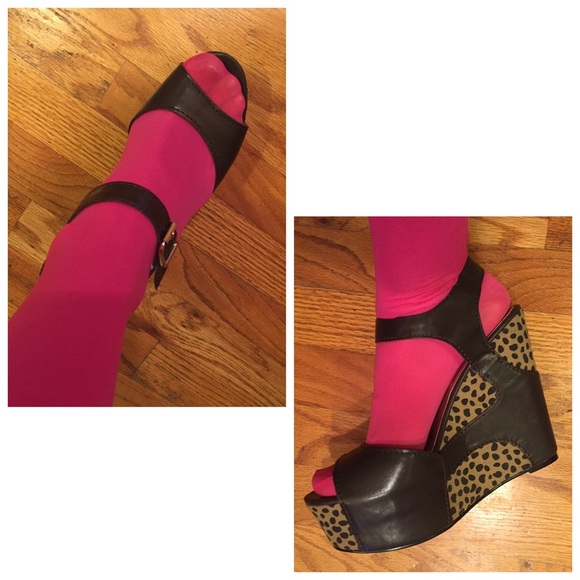 Betsey Johnson Cheetah Print Wedge Sandal. - Picture 7 of 7