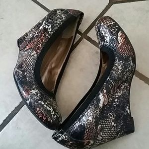 BCBGeneration snake skin wedges