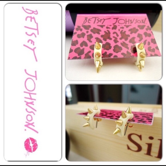 Betsey Johnson white and gold style earrings