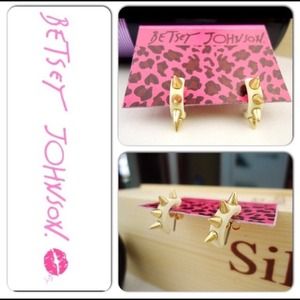 Betsey Johnson white and gold style earrings
