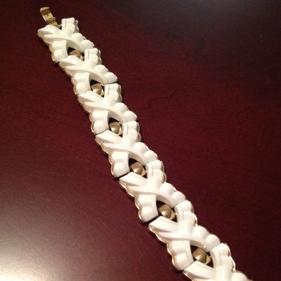 VINTAGE Trifari Bracelet in White Lovely !
