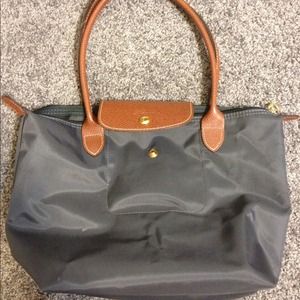 Lightly used Longchamp bag in graphite!