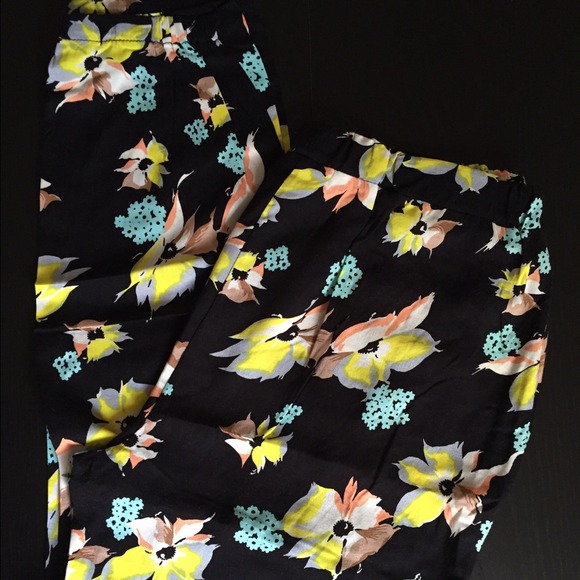 BNWT LILY WHITE FLORAL PANTS - Picture 3 of 4