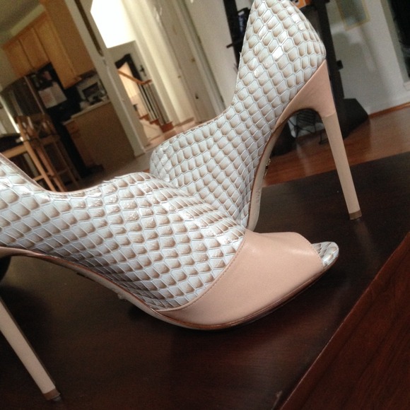 Nude peep toe heel
